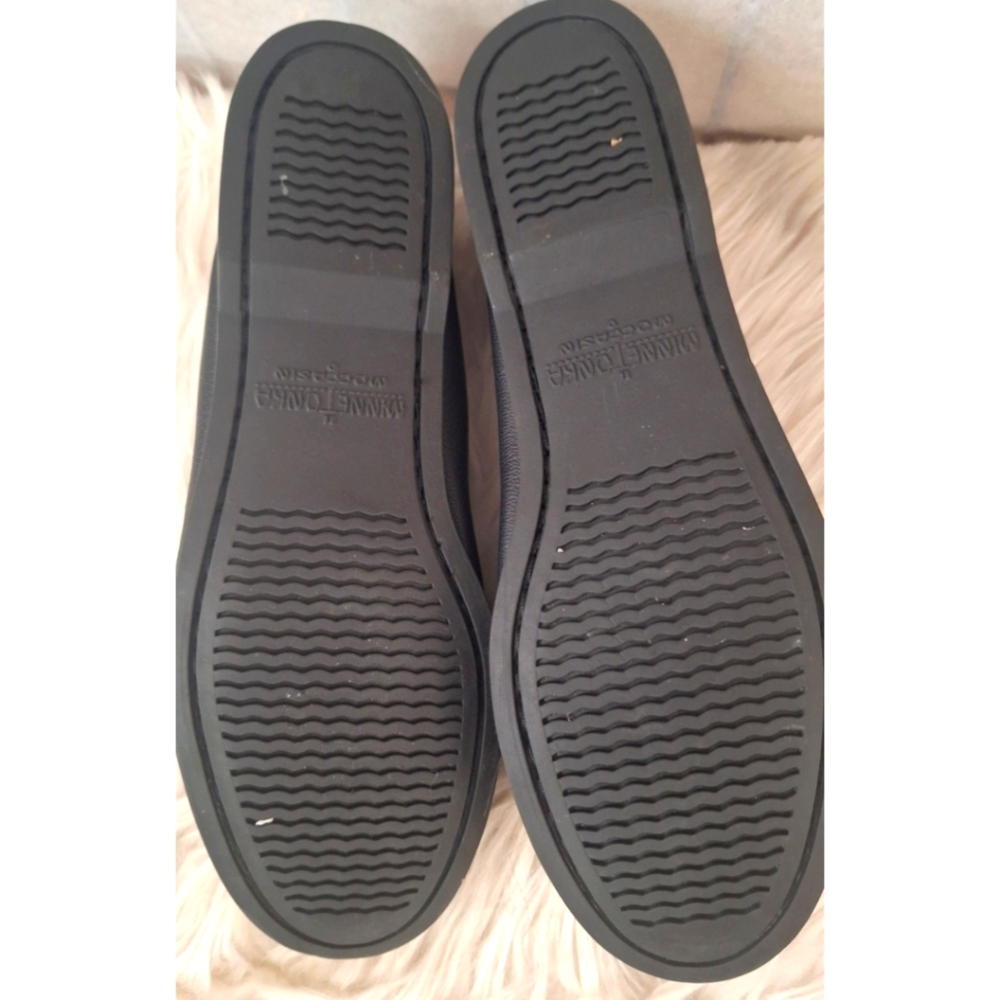 Minnetonka | Black Leather Tribal Beaded Bow Moccasin Shoe - Picture 6 of 14